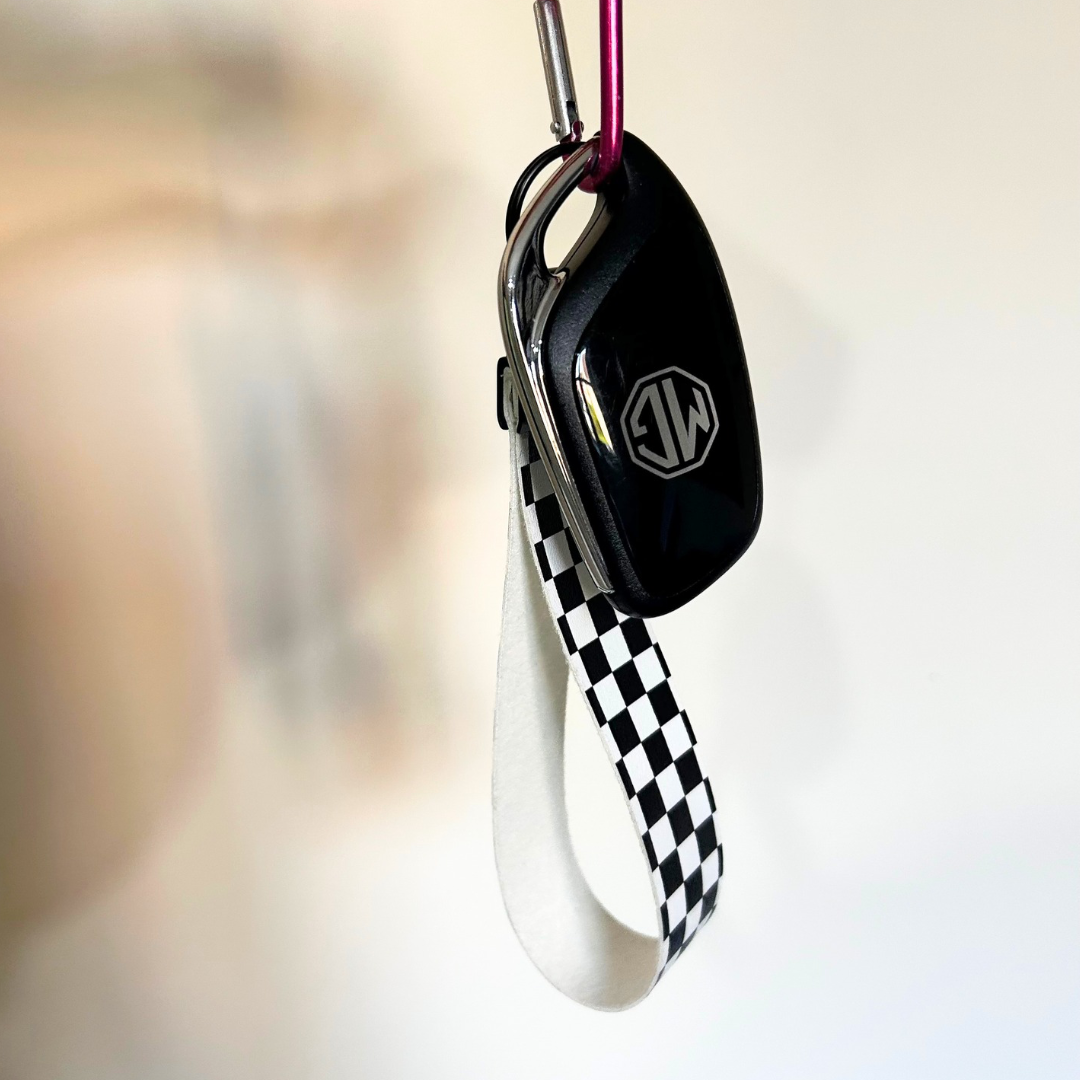 Black and white checkered wristlet with black metal hardware
For keys, car keys, bags
